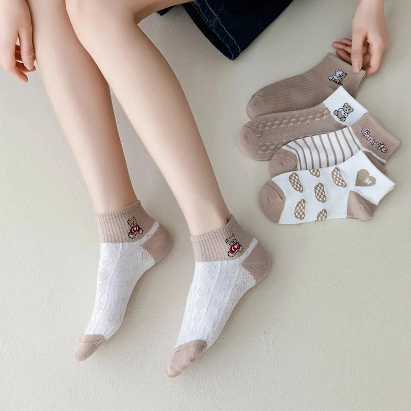 Este conjunto de 5 pares de meias femininas é o complemento essencial para qualquer guarda-roupa. Cada par é cuidadosamente confeccionado com materiais de alta qualidade, garantindo conforto e durabilidade excepcionais
