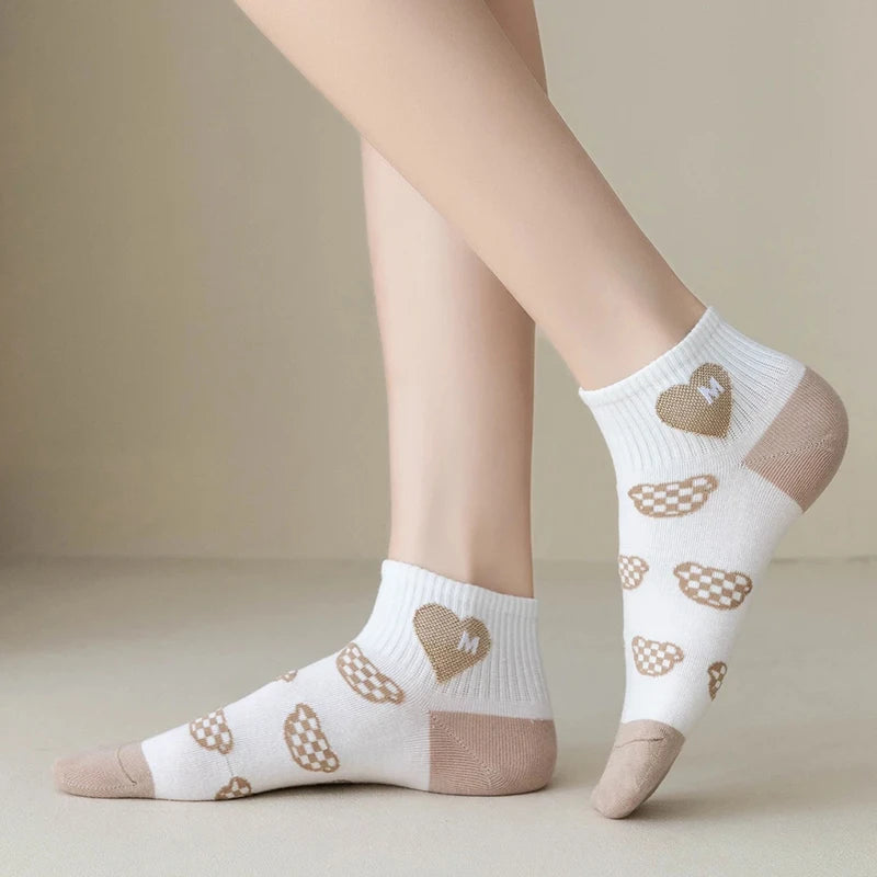 Este conjunto de 5 pares de meias femininas é o complemento essencial para qualquer guarda-roupa. Cada par é cuidadosamente confeccionado com materiais de alta qualidade, garantindo conforto e durabilidade excepcionais