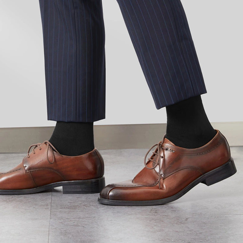 10 Pares :Apresentando as novas meias masculinas de algodão da marca HSS , em um elegante estilo preto ideal para homens de negócios. Estas meias combinam suavidade e respirabilidade, tornando-as perfeitas tanto para o verão quanto para o inverno.